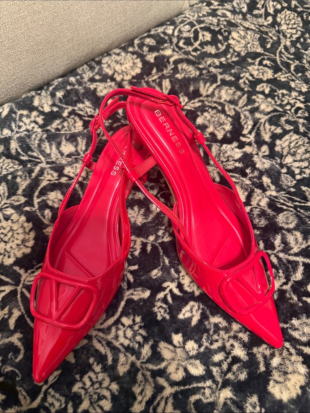 Very V Vogue Red Patent Slingback Pointed-Toe Kitten Heels